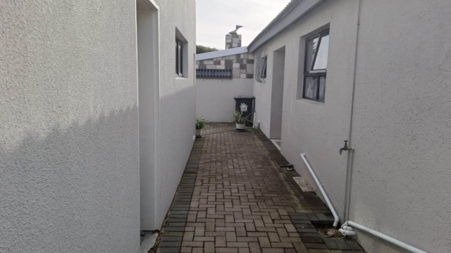3 Bedroom Property for Sale in Loucharmante Western Cape